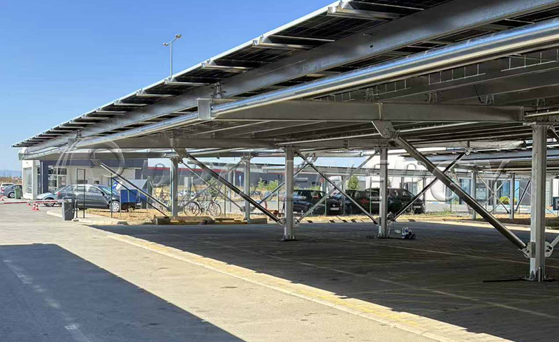 Hauptstruktur des großflächigen Carport-Montagesystems von PROFENCE.ENERGY für das serbische Werk der MINTH-Gruppe fertiggestellt